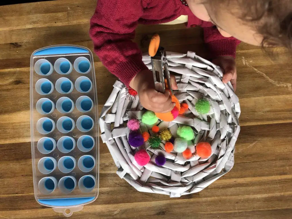 Pom Pom sorting with toddlers 3