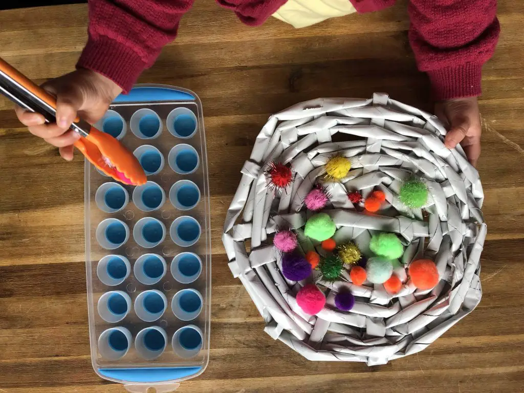 Pom Pom sorting with toddlers 4
