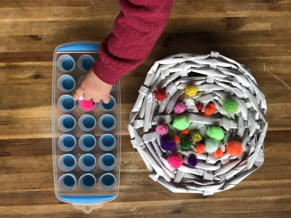 Pom Pom sorting with toddlers 6