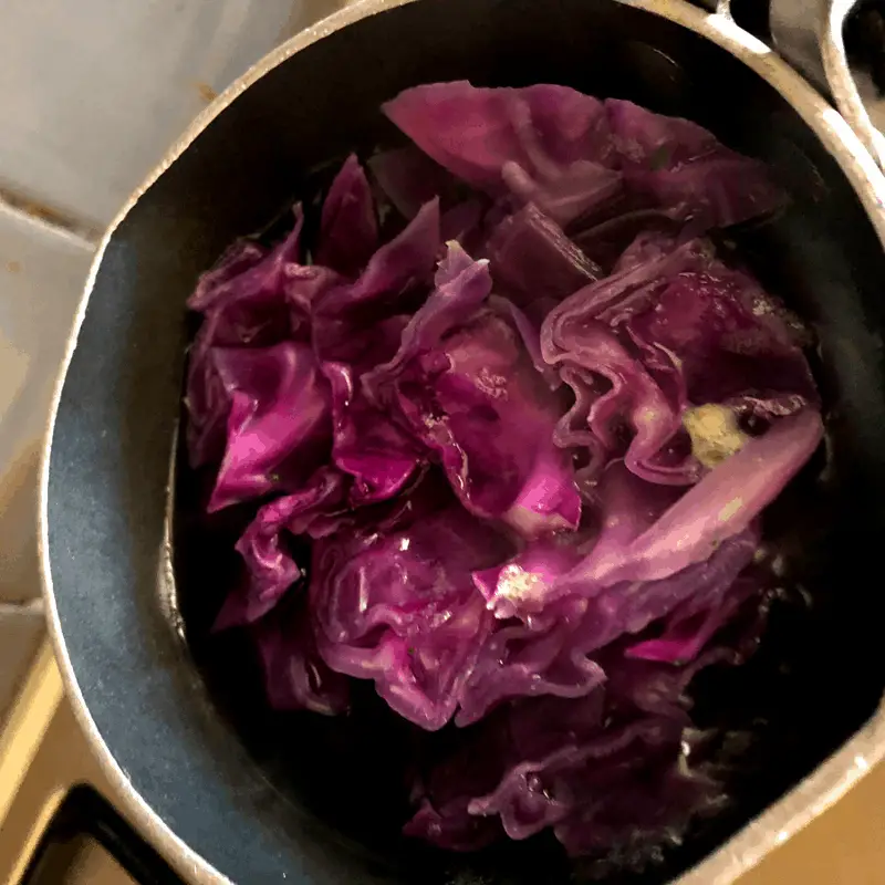 Boiling cabbage to extract anthoyanin