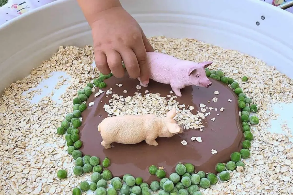Muddy Pigs Small World Sensory Play