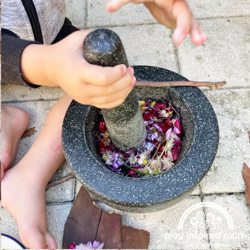 grinding mortar and pestle flower play